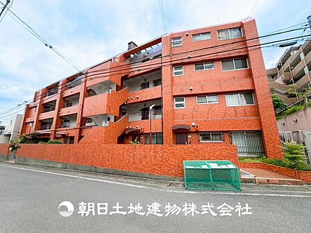 【外観写真】表現された空間はたくさんの光を浴び、風を感じ、暮らしの時間を豊かにしてくれます。デザインされた空間と競い合うかのような充実した建物と共に大切な家族の思い出を刻んでいきます。
