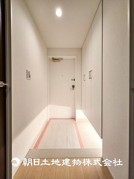 【玄関】家族の帰り、遊びに来る友人、知人を優しく迎え、温もりに満ちた生活空間を予感させる。帰りたい家がここにあります。