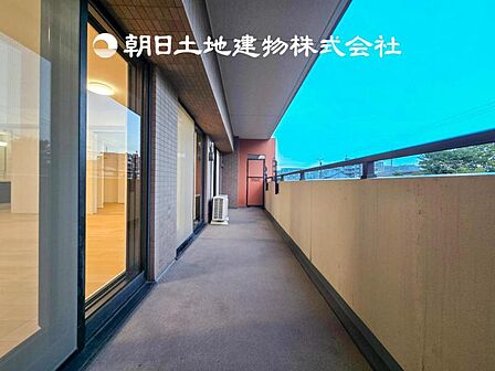 【バルコニー】太陽に愛された家。陽当り・通風に優れた魅力的で快適さを追求したプライベート空間です。