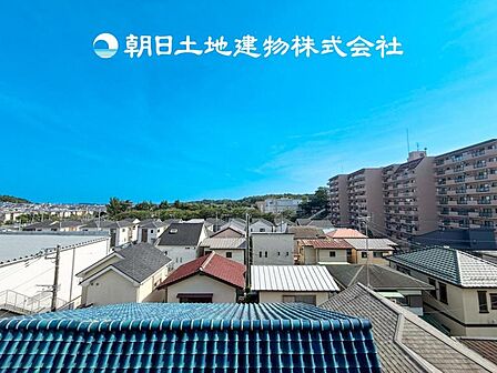 【眺望】気持ちよい開放感があり、遮るものもなく気持ちのいい景色が広がります。お部屋にも爽やかな風と暖かく柔らかな日差しが差し込み、気持ちを穏やかにしてくれます。毎日の暮らしを豊かに彩ります。