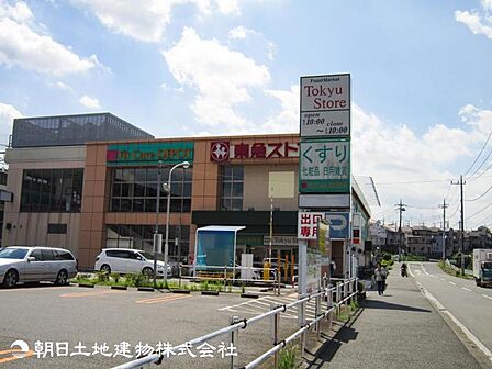 【東急ストア田奈店】410m 田奈駅より徒歩1分・夜21時まで営業しており、通勤やお出かけ帰りに立ち寄りやすいスーパーです。駐車場完備のためお車でも来店できます。