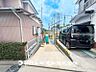 外観：【現地写真】 低層一戸建てを中心とした街並みが整然と続き周辺は高い建物がないので、採光や開放性に恵まれ、空が広く閑静な環境です。