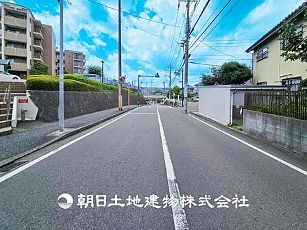 【前面道路】前面道路は閑静な住宅地をはしる車通りの少ない道路です。