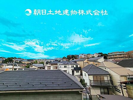 【眺望】 目の前に手を伸ばせば、触ることが出来そうな環境が、そのままインテリアになったような印象です。その豊かな眺望にふさわしい空間には、通風・採光にも優れ、心地よい光と風があふれています。 