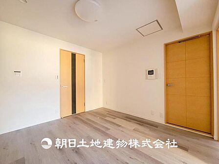 【リビング】リビングにはみんなが集い、食事や楽しい会話が始まる。話に夢中になりすぎて、ついつい時を忘れてしまう。そんな束の間の幸せを感じさせてくれる場所。