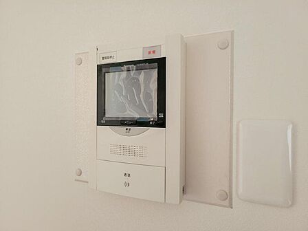【設備】訪問者の確認が出来るので、セキュリティ対策にも最適のモニター付きインターホン。