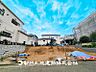 外観：【現地写真】 低層一戸建てを中心とした街並みが整然と続き周辺は高い建物がないので、採光や開放性に恵まれ、空が広く閑静な環境です。