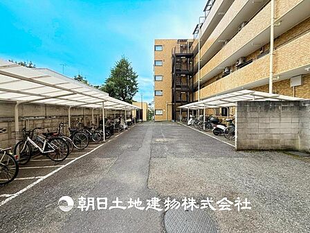 【駐輪場】広々とした敷地で置き場所に困ることはないでしょう。