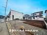 外観：【現地写真】爽やかな青空の下に贅沢なほどに降り注ぐ陽光、豊かな居住性と、クオリティが見事に調和した空間は、住まうことの喜びを感じさせてくれます。