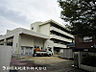 周辺：【新吉田第二小学校】350ｍ　住宅地の中の落ち着いた通学環境で、お子様の通学も安心です。児童数が多く明るい雰囲気で、エレベーターや自習室など学校設備も充実しています。