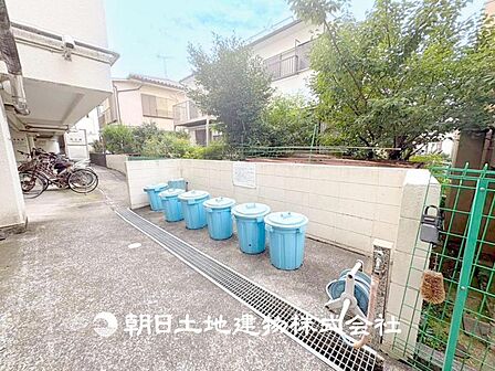 【ゴミ捨て場】敷地内にゴミ捨て場があり便利です。