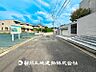 外観：【前面道路】前面はゆとりのある道路で開放的です。