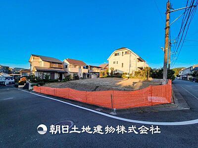 外観:【外観写真】 家族の色を映し出す洗練された邸宅は、ずっと輝き続けながらいつしか街の風景に溶け込み人と共に歩んでいきます。 外観:【外観写真】 家族の色を映し出す洗練された邸宅は、ずっと輝き続けながらいつしか街の風景に溶け込み人と共に歩んでいきます。
