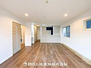 【リビング】開放的で明るい空間が広がるLDK。リビングには潤沢な太陽が降り注ぎ、爽やかな住空間を演出できます