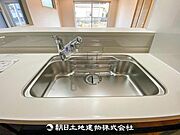 【浄水器内蔵ハンドシャワー】蛇口をひねれば安心でおいしい水がいつでも飲めます。コストはなんとペットボトルの25分の1！
