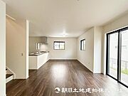 【リビング】大切なご家族、招いた友人と過ごすひと時を溢れる光が優しく包み込む空間。充実した住空間は心を豊かにします。
