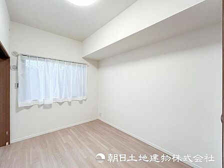 【洋室】自宅で快適に過ごす条件は一人ひとり違います。個性が強すぎないシンプルな内装とシンプルなデザインで統一しております