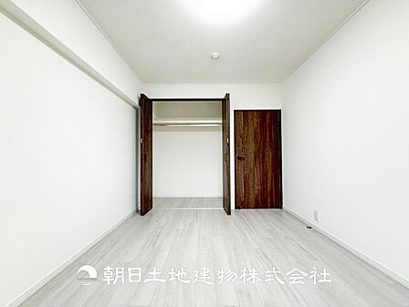 【居室】大切なご家族、招いた友人と過ごす大切な時間を差し込む光が優しく包み込む空間。大切な人とともに、心穏やかに過ごすひとときを味わってください。