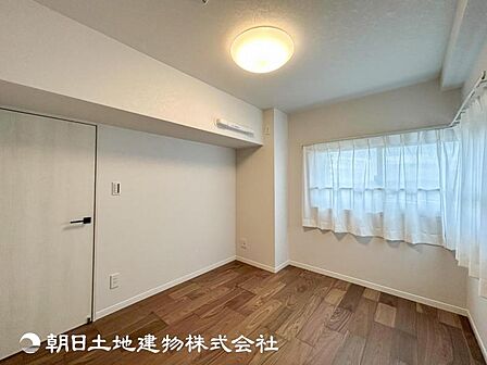 【居室】人間の感性を育むプライベートルームはシンプルが1番だと思います。好みの空間で本を読んだり、音楽を聞いたりと、大切な一人の時間も充実したものにできます。