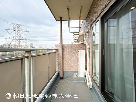 【バルコニー】温かい太陽を感じる事ができるのは、目の前に遮るものが無いから。彼方に広がる風景が絵画のように広がります。