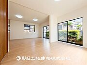 【リビング】1日の中で最も長い時間を過ごすことになるリビングだからこそ、いつも笑顔があふれる空間であるように。広々とした空間から幸せな未来を。