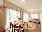 【ダイニング】温かい色合いのフローリングと清々しい爽やかなクロスが明るい空間を創り出しているダイニングキッチン。ゆっくりと過ごす空間に相応しく、ここで楽しむ時間が家族や友人との絆をより深めてくれそうで