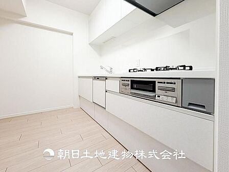 【キッチン】シンプルで使いやすいデザインにこだわったキッチン。プライベートスペースを彩るインテリアとしての美しさと、快適な日常を支える機能性と強さがひとつになった自慢のキッチンです。