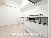 【キッチン】シンプルで使いやすいデザインにこだわったキッチン。プライベートスペースを彩るインテリアとしての美しさと、快適な日常を支える機能性と強さがひとつになった自慢のキッチンです。