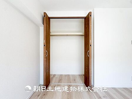 【収納】シンプルかつ洗練されたデザインの収納スペース。
