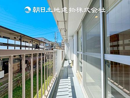 【バルコニー】温かい太陽を感じる事ができるのは、目の前に遮るものが無いから。彼方に広がる風景が絵画のように広がります。