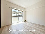 【居室】大切なご家族、招いた友人と過ごす大切な時間を差し込む光が優しく包み込む空間。大切な人とともに、心穏やかに過ごすひとときを味わってください。