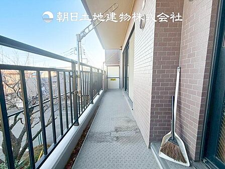 【バルコニー】広々としたバルコニースペース。日々のお洗濯もはかどります。陽当たりの良いバルコニー。お洗濯も良く乾きます。