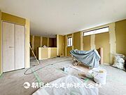 【リビング】開放的で明るい空間が広がるLDK。リビングには暖かな太陽が降り注ぎ、爽やかな住空間です。お友達を呼んでお茶をしたり、一緒に料理を楽しみながら楽しい時間を。