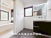 【洗面化粧台】広々とした洗面化粧台はたっぷり収納もさる事ながら、身だしなみチェックや歯磨きなど、朝の慌ただしい時間でも心に余裕とゆとりを作ってくれます。