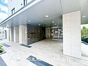 【外観写真】家族の色を映し出す洗練された邸宅は、ずっと輝き続けながらいつしか街の風景に溶け込んでいきます。