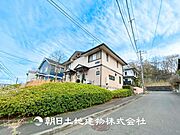 【前面道路】 車通りの少ない閑静な住宅街に位置しております。車庫入れもゆとりある良好な環境で、子育てへの安心感と家族で遊べる自然が身近な嬉しい立地です。