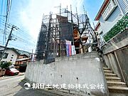 【外観写真】当たり前の日常に、この開放感ある眺望と共に閑静な住宅街の季節感を演出する四季折々の変化を楽しめる心地よい場所となります。
