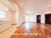 【リビング】開放的で明るい空間が広がるLDK。リビングには暖かな太陽が降り注ぎ、爽やかな住空間です。お友達を呼んでお茶をしたり、一緒に料理を楽しみながら楽しい時間を。