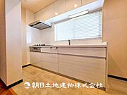 【キッチン】シンプルでスタイリッシュなカウンターキッチンです。リビングが見渡せるので、小さなお子様を安心して遊ばせながら家事ができます。リビング学習をするお子様にも声がかけやすい自然な距離感です。