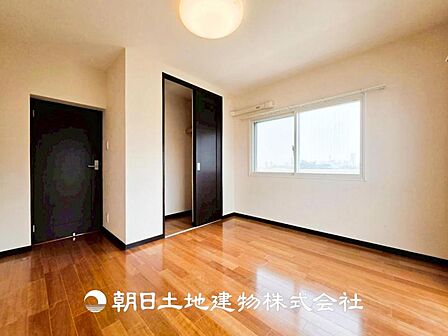 【居室】爽やかな空間演出とセンス良く纏められた室内は良質な寛ぎ空間。そこで暮らす大切な人達のことを考え造りこんだ空間は日々の生活に安らぎを与えてくれます。