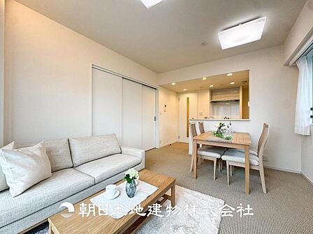 【リビング】大切なご家族、招いた友人と過ごすひと時を溢れる光が優しく包み込む空間。大切な人とともに、心穏やかに過ごすひととき。家族との時間、自分の時間を大切にできる空間を作りました。