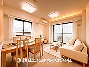 【ダイニング】温かい色合いのフローリングと清々しい爽やかなクロスが明るい空間を創り出しているダイニングキッチン。
