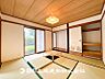 室内：【和室】近年減少傾向にありますが、和室があることで落ち着きと癒しの空間が生まれます。来客時の客室としても利用できますし、お子様のプレイルームやお昼寝に良いお部屋です。