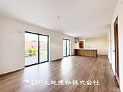【リビング】大切なご家族、招いた友人と過ごすひと時を溢れる光が優しく包み込む空間。大切な人とともに、心穏やかに過ごすひととき。家族との時間、自分の時間を大切にできる空間を作りました。