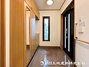 【玄関】高級感漂う玄関と廊下。大好きなご家族の帰り、遊びに来てくれる友人を優しく迎える・優しさに満ちた生活空間を演出します。ハッピーな生活を予感させます。
