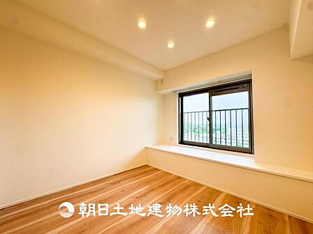 【居室】爽やかな空間演出とセンス良く纏められた室内は良質な寛ぎ空間。そこで暮らす大切な人達のことを考え造りこんだ空間は日々の生活に安らぎを与えてくれます。