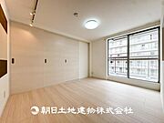 【リビング】1日の中で最も長い時間を過ごすことになるリビングだからこそ、いつも笑顔があふれる空間であるように。広々とした空間から幸せな未来を。