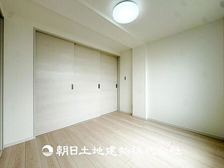 【居室】爽やかな空間演出とセンス良く纏められた室内は良質な寛ぎ空間。そこで暮らす大切な人達のことを考え造りこんだ空間は日々の生活に安らぎを与えてくれます。