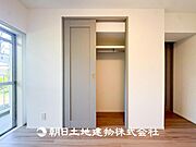 【外観写真】無駄のないデザインと落ち着いたカラーリングが特徴のシンプルモダンな住宅。機能性と美しさを兼ね備えた外観です。