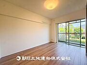 【外観写真】直線的なフォルムと落ち着いた色合いが、都会的な雰囲気を演出しています。
